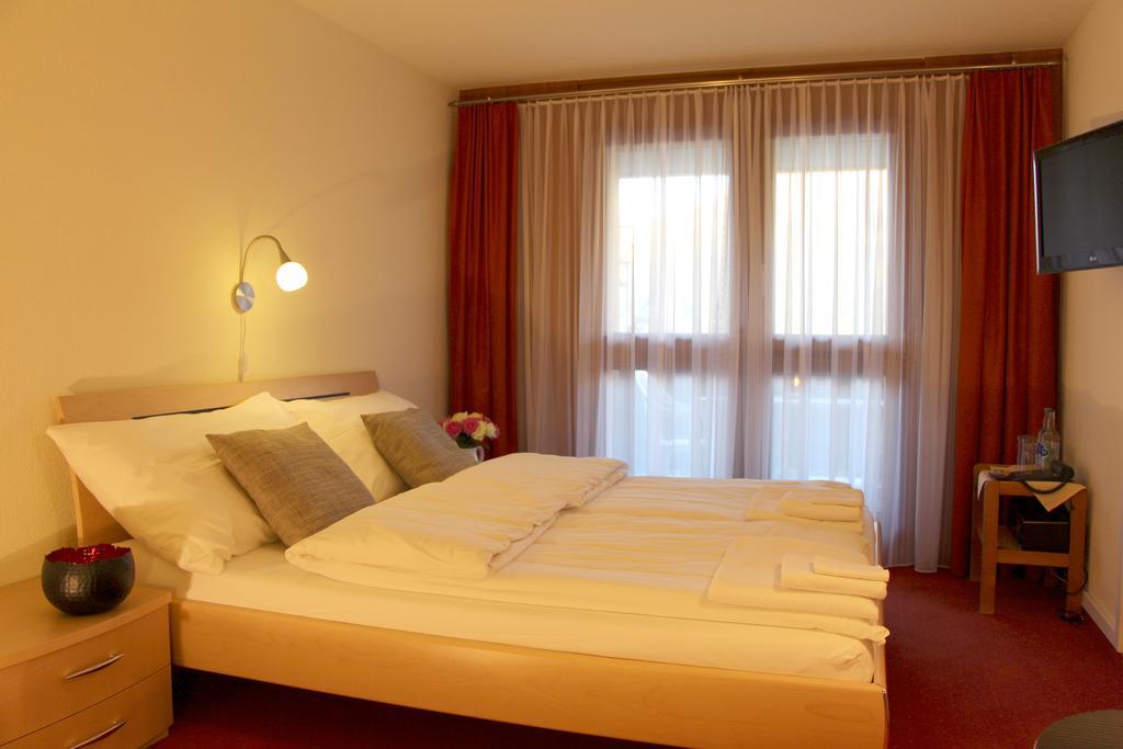 Aparthotel Ambassador Белвалд Стая снимка